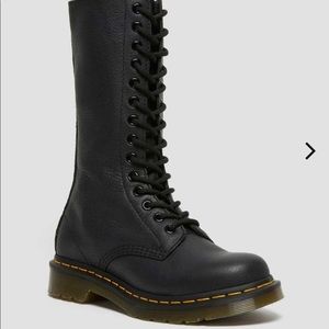 Doc Marten 14 eyelet zip up boots